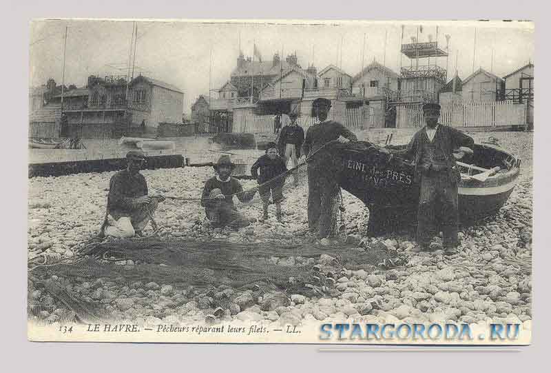 Le Havre. Fishermen repairing networks Le Havre. Fishermen repairing networks