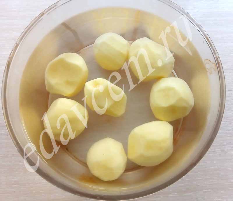 Очищаем картофель