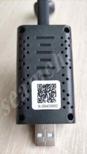 На корпусе мини-камеры приклеен QR код и номер камеры для подключения к программе